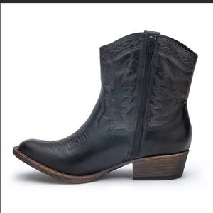Black cowboy boots
